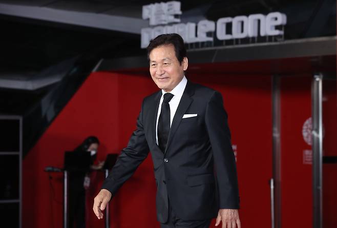 배우 안성기가 6일 오후 부산 해운대구 영화의전당에서 열린 제 26회 부산국제영화제(BIFF) 개막식 포토월에 참석하고 있다. /연합뉴스