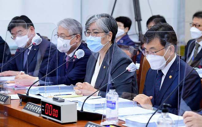 <YONHAP PHOTO-3924> 종합국감 출석한 정은경 질병관리청장     (서울=연합뉴스) 안정원 기자 = 정은경 질병관리청장이 20일 서울 여의도 국회에서 열린 보건복지위원회의 보건복지부와 질병관리청·식품의약품안전청 등에 대한 종합국감에서 답변하고 있다. 2021.10.20 [국회사진기자단]     jeong@yna.co.kr/2021-10-20 11:12:27/ <저작권자 ⓒ 1980-2021 ㈜연합뉴스. 무단 전재 재배포 금지.>