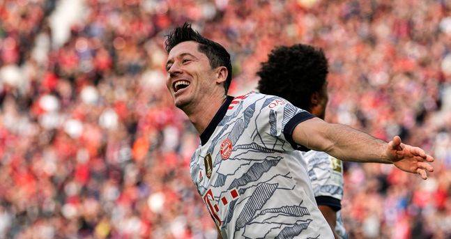 벤제마와 인간계 최고 공격수 자리를 다투는 레반도프스키. ⓒ AP=뉴시스