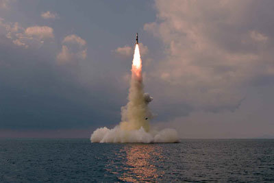 북한이 전날인 19일 ‘신형 잠수함발사탄도탄(SLBM)’ 시험발사를 진행했다고 노동당 기관지 노동신문이 20일 2면에 보도했다. 신문은 잠수함인 ‘8.24 영웅함’에서 SLBM 발사를 성공시켰다라고 주장하며 관련 사진을 공개했다. 사진 평양 노동신문