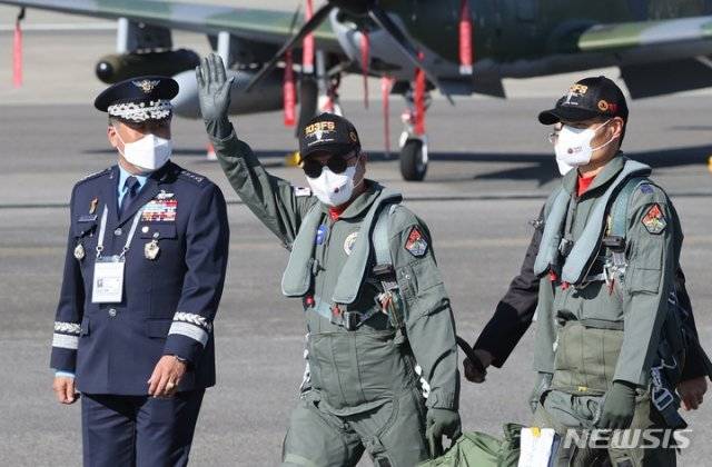 전투기에서 내린 문 대통령은 검은 선글라스와 공군 모자를 쓴 채 서욱 국방부 장관과 박인호 공군참모총장의 안내를 받으며 내외 귀빈의 환영 속에 연단에 올랐다. 뉴시스