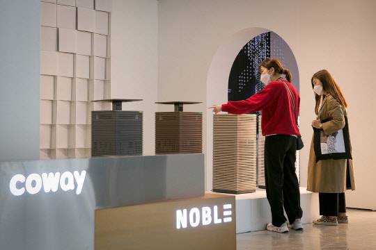 20일 DDP(동대문디자인플라자)에서 열린 '2021 DDP 디자인페어'에서 관람객들이 코웨이 노블 공기청정기를 살펴보고 있다. <코웨이 제공>