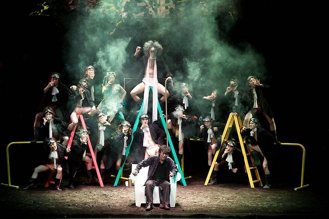 2009·2012년 LG아트센터에서 공연한 양정웅 연출의 연극 <페르 귄트>의 한 장면. LG아트센터 제공