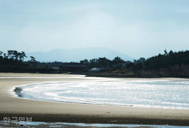 비금도 논드래미해변. 해안으로 번지는 물결이 햇살에 반짝거린다.