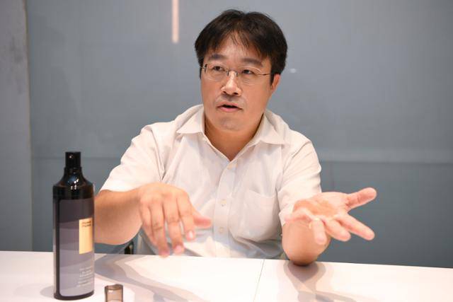 흰 머리카락을 검게 물들이는 모다모다 샴푸를 개발한 이해신 카이스트 화학과 교수가 한국일보에서 인터뷰를 하며 샴푸 원리를 설명하고 있다. 한지은 인턴기자