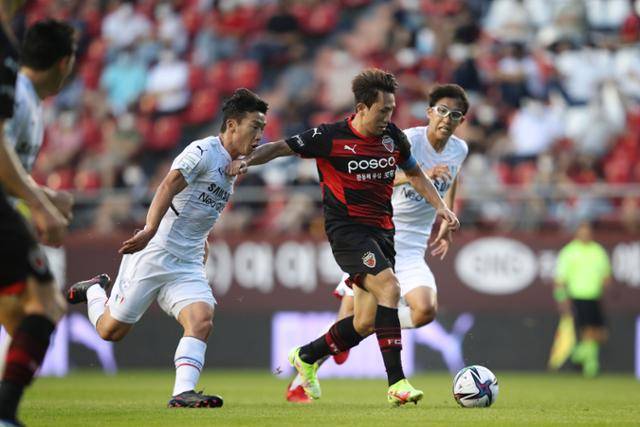 포항 스틸러스 강상우와 수원 삼성 김민우가 8월 28일 포항스틸야드에서 열린 하나원큐 K리그1 포항 대 수원과의 경기에서 볼 경합을 하고 있다. 프로축구연맹