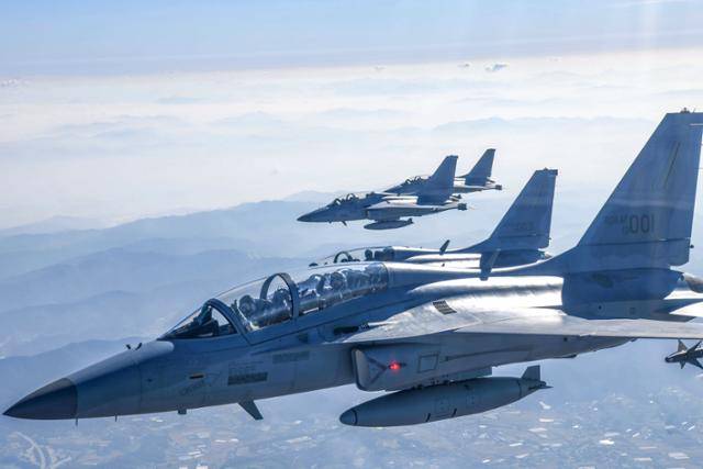 문재인 대통령이 20일 경기도 성남시 서울공항에서 열린 2021 서울 국제 항공우주 및 방위산업 전시회(ADEX) 개막 기념행사에 참석하기 앞서 국산 경공격기 FA-50에 탑승해 영공을 비행하고 있다. 문 대통령이 탑승한 FA-50은 수원 공군기지를 출발해 천안 독립기념관과 서울 현충원, 용산 전쟁기념관 상공을 비행해 서울공항에 도착했다. 국방부 제공