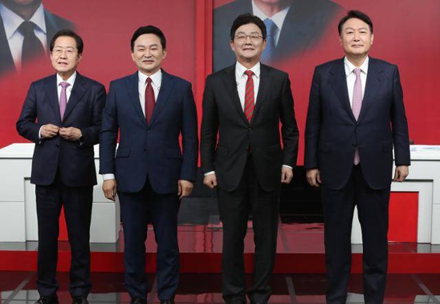 20일 오후 대구 수성구 대구MBC에서 열린 국민의힘 대구·경북 합동토론회에 참석한 국민의힘 대선주자들이 본격 토론에 앞서 포즈를 취하고 있다. 왼쪽부터 홍준표 의원, 원희룡 전 제주지사, 유승민 전 의원, 윤석열 전 검찰총장. 뉴스1