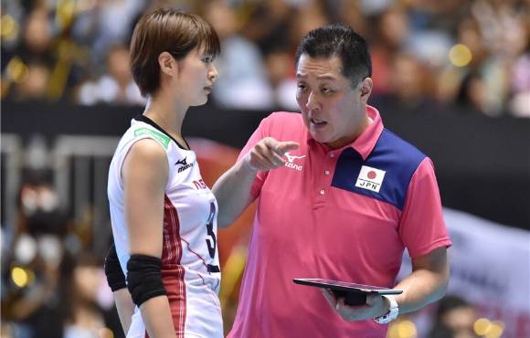 마나베 마사요시 감독(오른쪽)이 5년 만에 다시 일본 여자배구대표팀 지휘봉을 잡는다. 사진은 2016년 리우올림픽 당시 대표팀 주장을 맡고 있던 기무라 사오리와 경기 도중 이야기를 나누고 있는 마나베 감독. [사진=국제배구연맹(FIVB)]