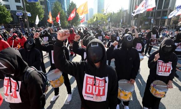 전국민주노동조합총연맹의 대규모 총파업 집회가 열린 20일 오후 서울 서대문구 서대문역사거리에서 오징어게임 진행자 의상을 입은 참가자들이 구호를 외치고 있다. [사진=뉴시스]