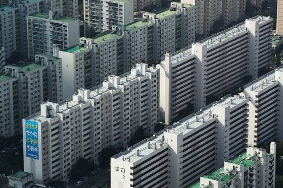 지난 19일 오후 서울에서 바라본 도심 아파트 밀집지역 모습. 2021.10.19/뉴스1