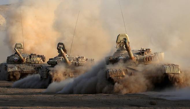 러시아산 T-72 탱크들이 19일(현지시각) 아프간 국경에 인접한 타지키스탄 하르브-마이돈 훈련장에서 열린 CSTO 합동 군사훈련에서 기동하고 있다. TASS=연합뉴스