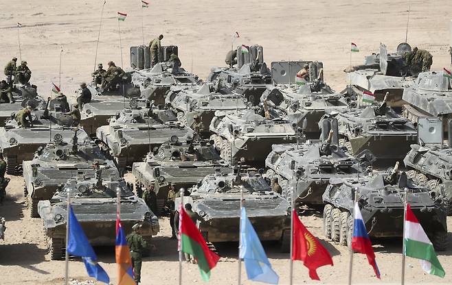 하르브-마이돈 훈련장에 집결한 참가국 장갑 군사장비. TASS=연합뉴스