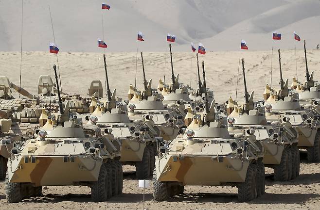 러시아 국기를 달고 있는 BTR-82A 장갑차들이 하르브-마이돈 훈련장에 도열해 있다. TASS=연합뉴스