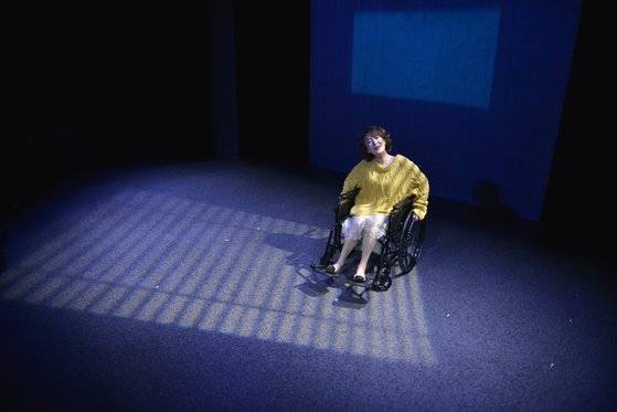 '자화상' 첫번째 시리즈에서 공연하는 '하나를 위한 이중주' 중 한 장면. [사진 산울림 소극장]