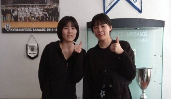 지난 19일 팬 페이지를 통해 공개된 구단 관계자 촬영 사진에서, 이재영·다영 쌍둥이는 엄지손가락을 치켜든 채 환하게 웃는 모습이었다.['LEE TWINS International Fans' 캡처]