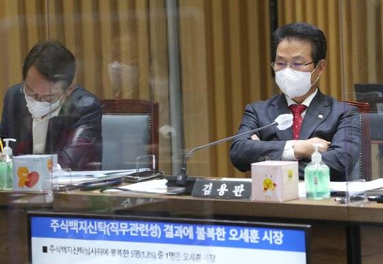 김용판 국민의힘 의원이 19일 서울시청에서 열린 국회 행정안전위원회의 국정감사에서 동료 의원의 질의를 듣고 있다. 국회사진기자단