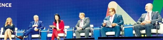 18일(현지시간) 미국 로스앤젤레스(LA) 베벌리힐스힐튼호텔에서 열린 ‘밀컨 글로벌 콘퍼런스 2021’에서 ‘교차로에 있는 세계 자본시장’ 세션 참석자들이 의견을 나누고 있다. 왼쪽부터 엘리자베스 버튼 하와이 공무원 퇴직연금 CIO, 마틴 플래너건 인베스코 CEO, 스칼렛 푸 블룸버그TV 앵커, 데이비드 헌트 PGIM CEO, 스콧 미너드 구겐하임 CIO, 이매뉴얼 로만 핌코 CEO. /베벌리힐스=강영연 특파원