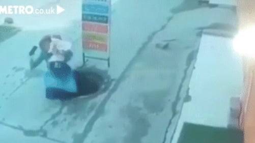 맨홀로 떨어지는 여성 / 사진 = 메트로 캡쳐