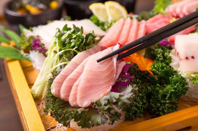 참치를 처음 먹어보는 여자친구와 고가의 무한리필 식당에 갔지만 여자친구가 잘 먹지 않아 돈이 아까웠다는 한 남성의 사연에 네티즌들의 갑론을박이 펼쳐졌다. 사진은 기사와 무관함.  /사진=게티이미지뱅크