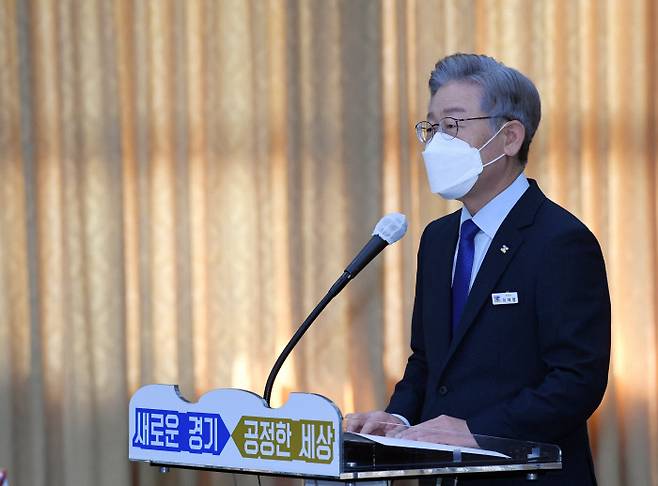 이재명 경기도지사가 20일 경기도청에서 열린 국회 국토위의 경기도청에 대한 국정감사에서 업무보고하고 있다. 국회사진기자단