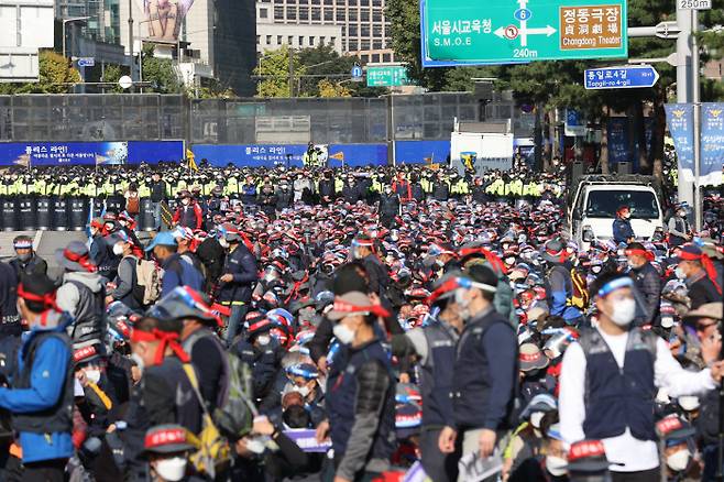 10·20 민주노총 총파업에 참가한 조합원들이 20일 서울 서대문역 네거리에 기습 집결해 도로를 점거한 채 ‘5인 미만 사업장 차별 철폐·비정규직 철폐, 모든 노동자의 노조활동 권리 쟁취’ 등을 주장하며 집회를 하고 있다. |연합뉴스