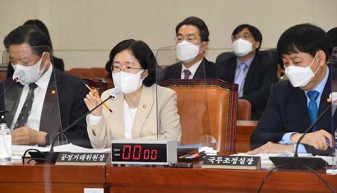 조성욱 공정거래위원장(왼쪽두번째)이 20일 국회에서 열린 정무위원회 국정감사에서 의원질의에 답변하고 있다. 국회사진기자단.