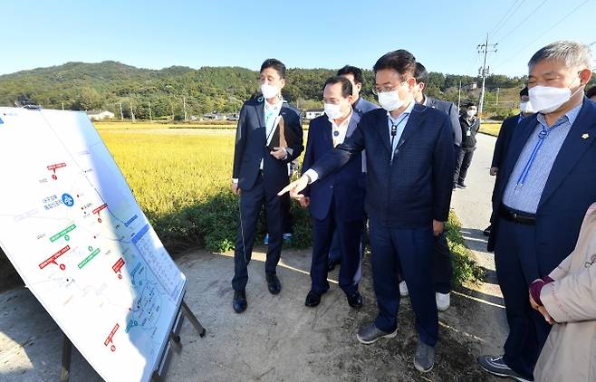 이 지사가 간담회를 가진 후 통합신공항부지 현장을 둘러보고 있다.(사진=경북도 제공) 2021.10.20 &nbsp;