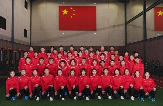 중국 쇼트트랙 대표팀 유니폼 입은 임효준과 빅토르 안, 김선태 감독. 중국빙상경기연맹 제공