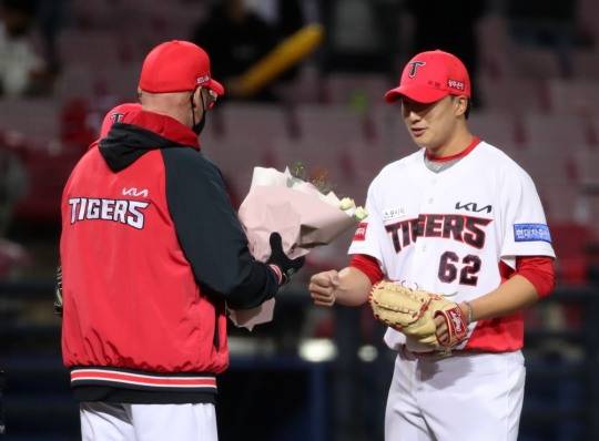 KBO 리그 역대 최연소 30세이브를 기록한 정해영이 윌리엄스 감독으로부터 축하 꽃다발을 받았다.[사진 연합뉴스]