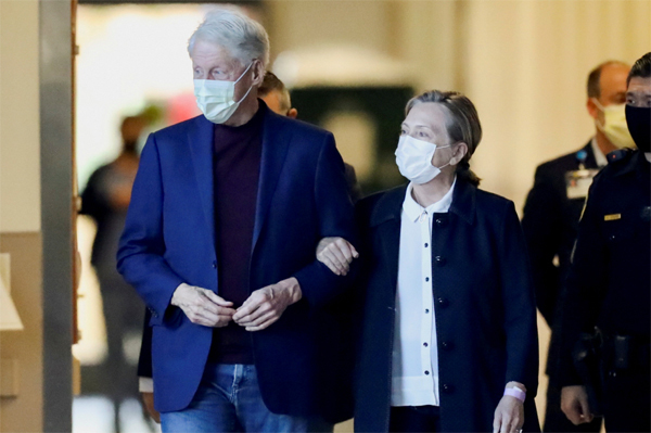 빌 클린턴 전 미국 대통령(왼쪽)이 부인 힐러리 여사(오른쪽)와 함께 17일(현지시간) 캘리포니아주 오렌지의 어바인 대학병원에서 퇴원하고 있다. [사진 출처 = 연합뉴스]