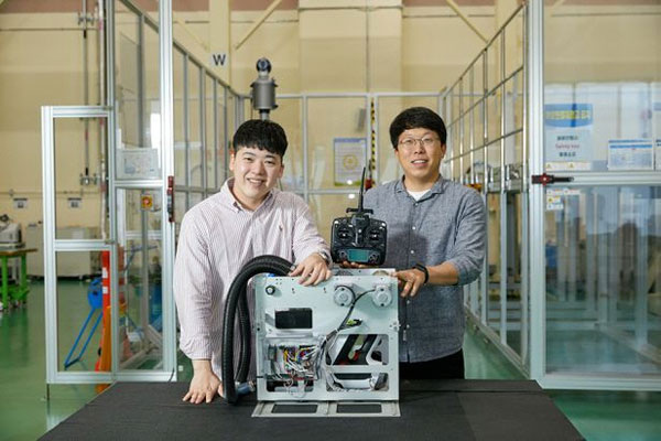 삼성디스플레이 직원들이 자체 개발한 크레인 클리닝 로봇을 소개하는 모습. [사진 제공 = 삼성디스플레이]