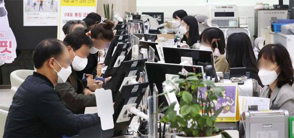 정부 규제로 은행에서 대출받기가 갈수록 어려워지는 가운데 20일 서울 여의도의 한 시중은행 대출 창구가 상담을 하러 온 고객들로 가득 차 있다. [한주형 기자]