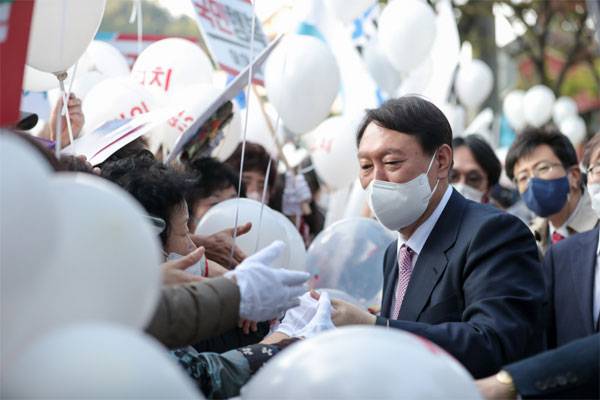 국민의힘 대권주자들이 20일 일제히 대구·경북 지역 공략에 나선 가운데 윤석열 전 검찰총장이 합동토론회가 열린 대구 MBC 앞에서 `법치`라는 문구가 적힌 흰 풍선을 들고 나온 지지자들에게 인사하고 있다. [사진 출처 = 연합뉴스]