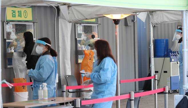 코로나19 검사 준비하는 의료진 [사진 출처 = 연합뉴스]