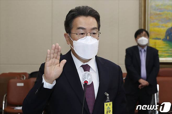 (서울=뉴스1) 구윤성 기자 = 강한승 쿠팡 대표이사가 20일 오후 서울 여의도 국회에서 열린 국회 정무위원회 2021년도 종합국정감사에 증인으로 출석해 선서를 하고 있다. 2021.10.20/뉴스1