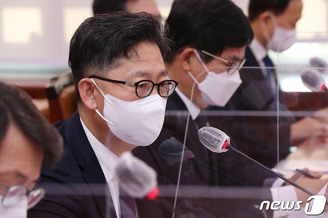 김현수 농림축산식품부 장관이 20일 서울 여의도 국회에서 열린 농림축산식품해양수산위원회의 농림축산식품부 및 소관기관 종합감사에서 의원 질의에 답변하고 있다. /사진=뉴스1