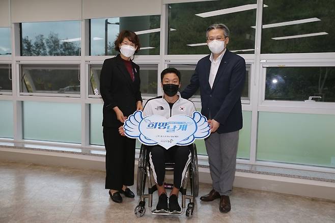 [포항=뉴시스] 강진구 기자 = 포스코1%나눔재단은 지난 15일 포항시 북부장애인복지관과 수혜자 가정을 방문해 장애인들에게 보조기구를 지원하는 ‘희망날개' 전달식을 진행했다.(사진=포스코 제공) 2021.10.20.photo@newsis.com *재판매 및 DB 금지