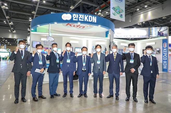 [나주=뉴시스]이창우 기자 = 김장현 한전KDN 사장(가운데)과 임직원들이 경기도 고양 킨텍스에서 열린 '대한민국 에너지대전' 행사장 내 자사 부스 앞에서 행사 성공 구호를 외치고 있다. (사진=한전KDN 제공) 2021.10.20 photo@newsis.com *재판매 및 DB 금지