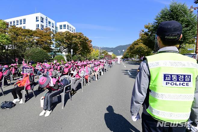 [창원=뉴시스] 차용현 기자 = 20일 오후 경남 창원시 경상남도교육청 앞 도로에서 전국민주노동조합총연맹(민주노총) 소속 학교비정규직 노조원 2000여명이 ‘비정규직 철폐’ 등을 주장하며 노동자대회를 하고 있다. 2021.10.20. con@newsis.com