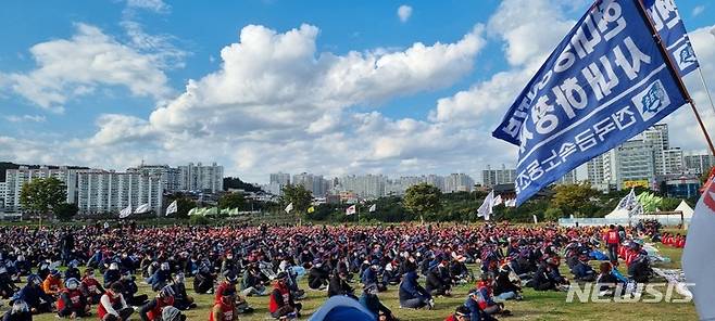 [울산=뉴시스] 박수지 기자 =20일 오후 울산시 남구 태화강 둔치에서 전국민주노동조합총연맹(민주노총) 울산본부 소속 노조원들이 비정규직 철폐 등을 주장하며 총파업 집회를 하고 있다. 2021.10.20. parksj@newsis.com