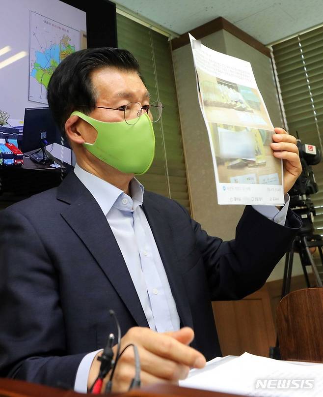 [성남=뉴시스] 고범준 기자 = 장영하 변호사가 20일 오후 경기 성남시 법무법인 디지털 회의실에서 박철민 관련 기자회견을 하고 있다. 2021.10.20. bjko@newsis.com