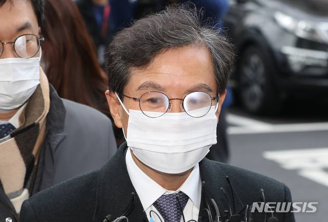 [서울=뉴시스] 이윤청 기자 = 돈을 받고 우리은행 고위 인사들에게 라임 사태 관련 로비를 한 혐의를 받는 윤갑근 전 대구고검장이 구속 전 피의자 심문(영장실질심사)에 출석하기 위해 10일 서울 양천구 서울남부지방법원으로 들어서며 취재진 질문에 답하고 있다. 2020.12.10. radiohead@newsis.com