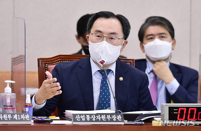 [서울=뉴시스] 최동준 기자 = 문승욱 산업통상부 장관이 20일 서울 여의도 국회에서 열린 산업통상자원중소벤처기업위원회의 산업통상자원부 등에 대한 국정감사에서 질의에 답변하고 있다. (공동취재사진) 2021.10.20. photo@newsis.com