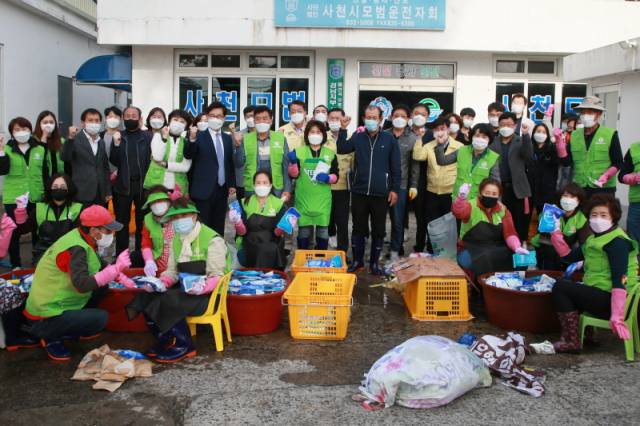 ▲보호사천시협의회가 아이스팩 재사용사업 마지막 세척작업을 완료했다.ⓒ사천시