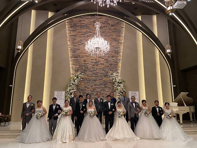 19일 안동시 두리원 웨딩홀에서 6쌍의 장애인 부부가 합동결혼식을 하고 있다. 경북도 제공