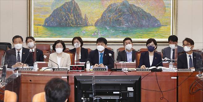 황기철 국가보훈처장(왼쪽부터), 조성욱 공정거래위원장, 구윤철 국무조정실장, 전현희 국민권익위원장, 윤종인 개인정보보호위원회 위원장 등 피감기관장들이 20일 서울 여의도 국회에서 열린 국회 정무위원회 2021년도 종합국정감사에서 여야 의원들의 질의를 듣고 있다. 국회사진기자단