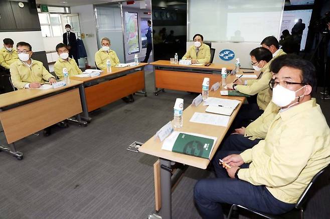 임준택 수협중앙회장(사진 가운데)이 20일 11일진호 관련 긴급회의에서 수습 방안과 관련하여 이야기 하고있다.