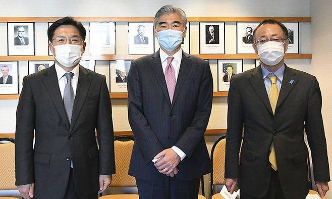 한·미·일 3국 북핵대표인 노규덕 한반도평화교섭본부장(왼쪽)과 성 김 미국 국무부 대북특별대표(가운데), 후나코시 다케히로 일본 외무성 아시아·대양주국장이 19일(현지시간) 미국 워싱턴 국무부에서 열린 3자 협의에 참석해 기념 촬영을 하고 있다. 외교부 제공