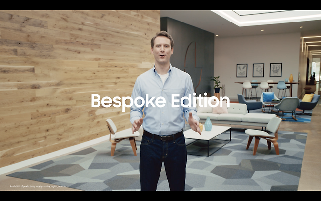 - 삼성전자 미국 법인의 스티븐 호크 프로가 20일 온라인으로 진행된 ‘갤럭시 언팩(공개행사) 파트2’에서 갤럭시Z플립3 비스포크 에디션을 소개하고 있다.　삼성전자 제공